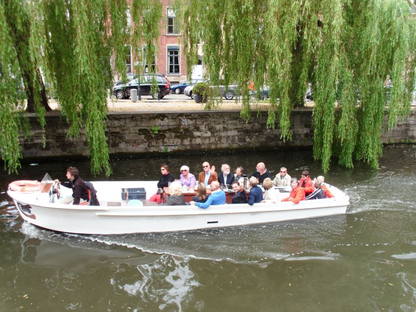 Ghent: 40-Minute Historical Boat Tour of City Center - The Blauwe vogels light artwork