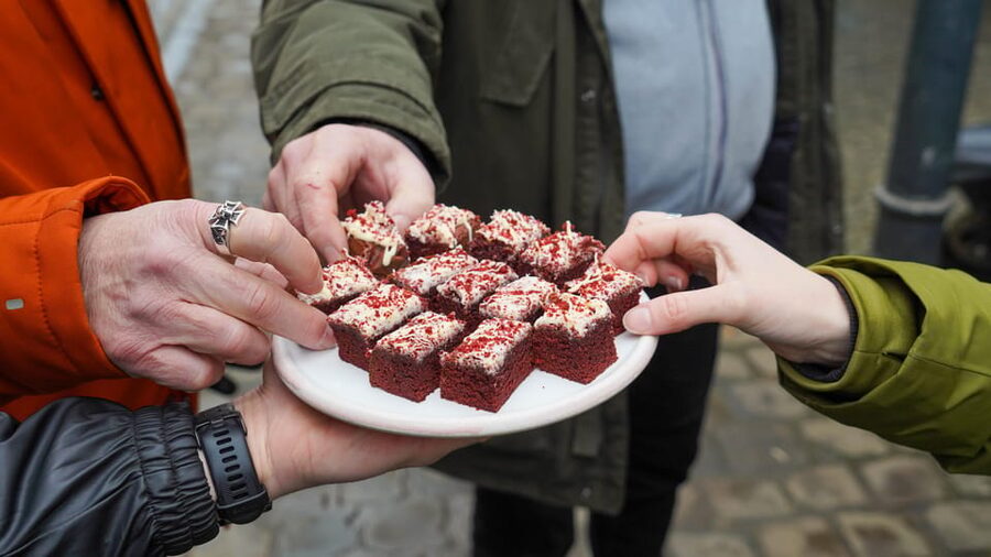 Ghent: Belgian Chocolate Walking Tour with Tastings - Following the city story between tastings
