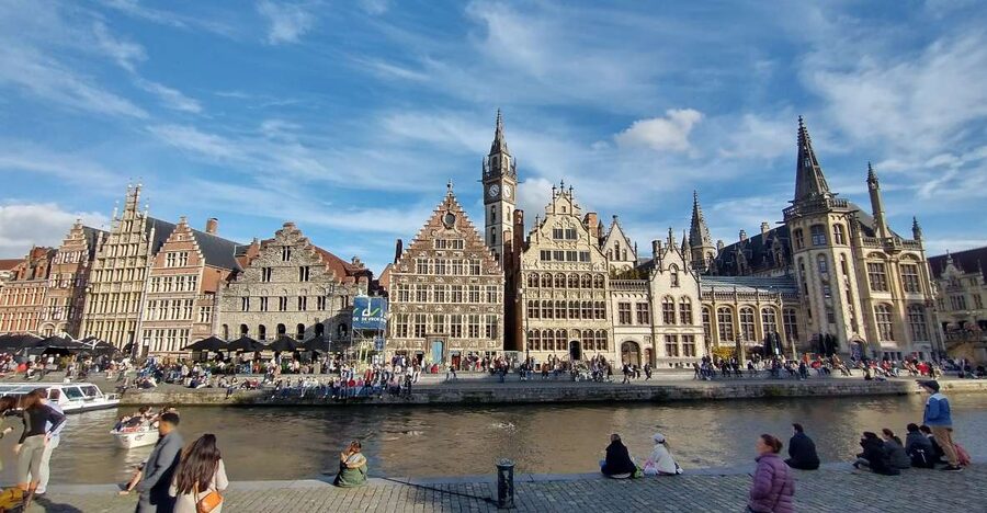 Ghent: Guided City Highlights Walking Tour with Light Meal - What the small group changes
