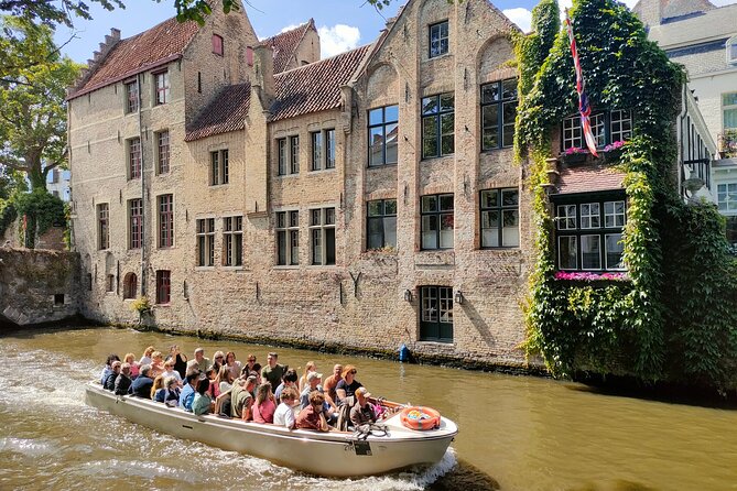 Guided boat trip and walk - Thirty minutes on the Bruges canals