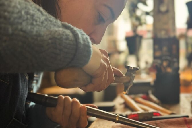 Handcraft your own silver ring in Bruges - Shaping the band with mallets and a triblet