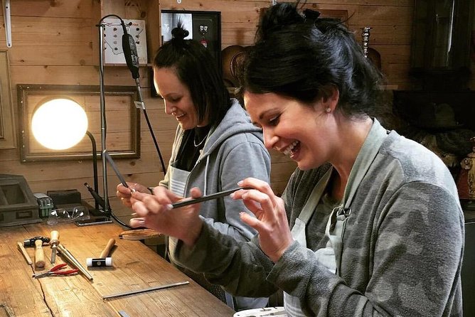 Handcraft your own silver ring in Bruges - Checking the fit and refining the circle