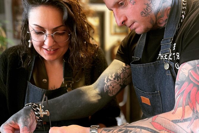 Handcraft your own silver ring in Bruges - Choosing the shape before the silver takes form