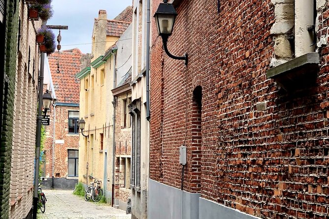 Historic Highlights, by a local guide - Starting beside Ghent’s old waterways