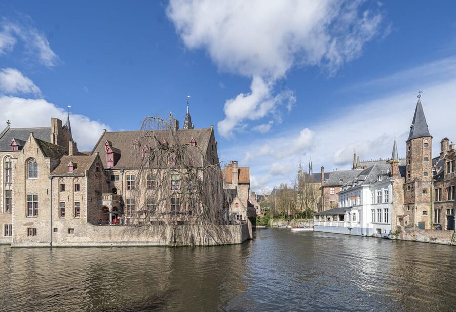 Historical walk in Bruges with local guide. Praline included - Why this Bruges walk works well as a first introduction