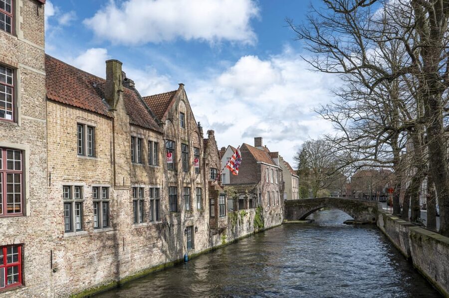 Historical walk in Bruges with local guide. Praline included - The Markt and Belfry: Bruges begins in the open air