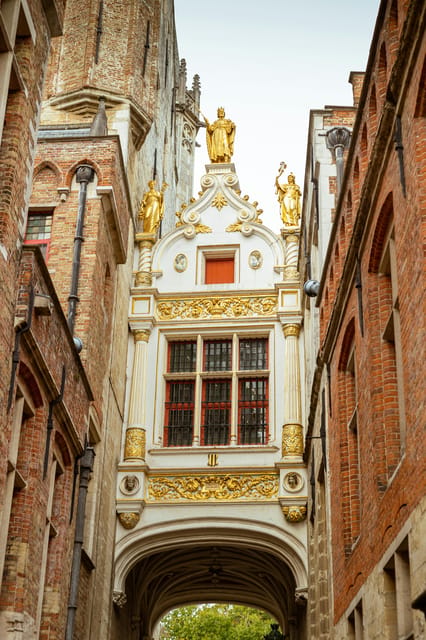 Historical walk in Bruges with local guide. Praline included - Burgundy Wall Square and Bruges’ food culture