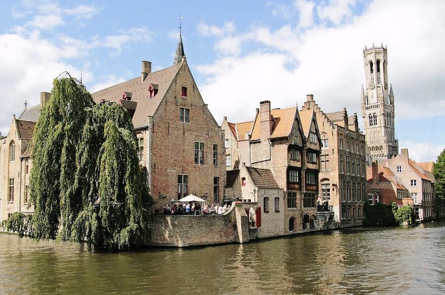 Historical walk in Bruges with local guide. Praline included - Peter’s style: stories, questions, and a little humor