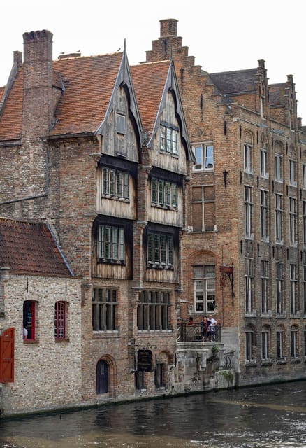 Historical walk in Bruges with local guide. Praline included - Who should book, and who should think twice