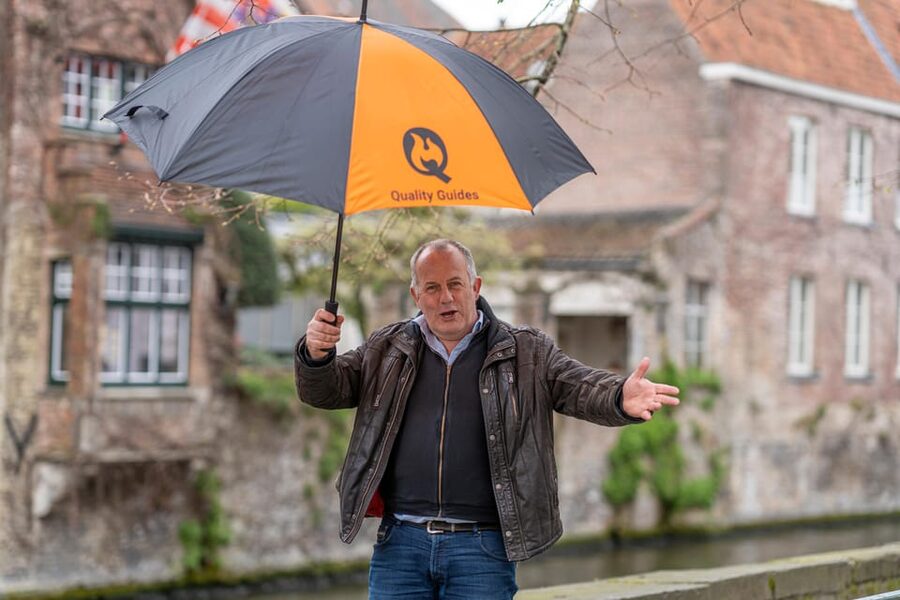 Historical walk in Bruges with local guide. Praline included - Burg Square and the city’s political heart