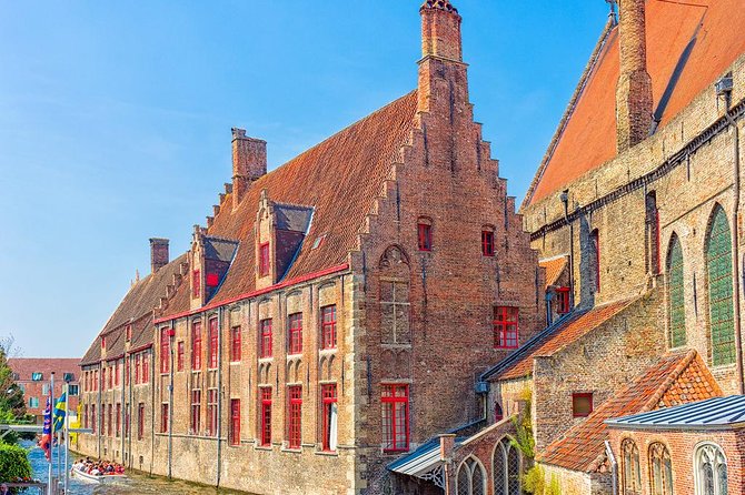 Private 3-hour walking tour of Bruges with official tour guide - What the guide adds to the experience
