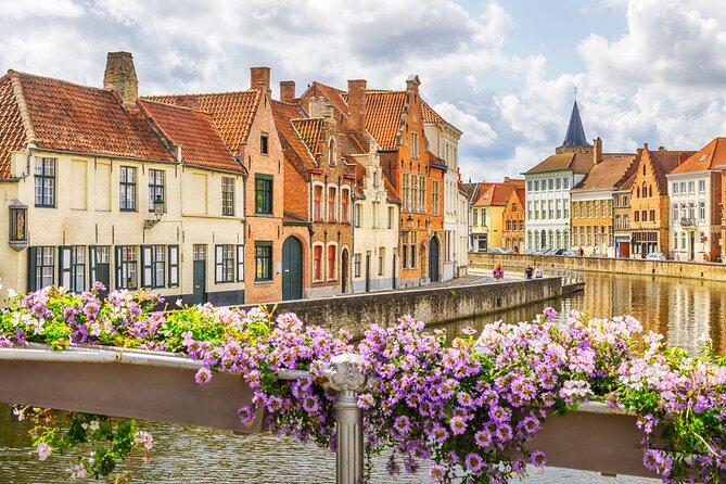 Private Bruges’ Iconic Sites and Chocolate Tasting Tour - Starting at the Markt, Bruges’ grandest stage