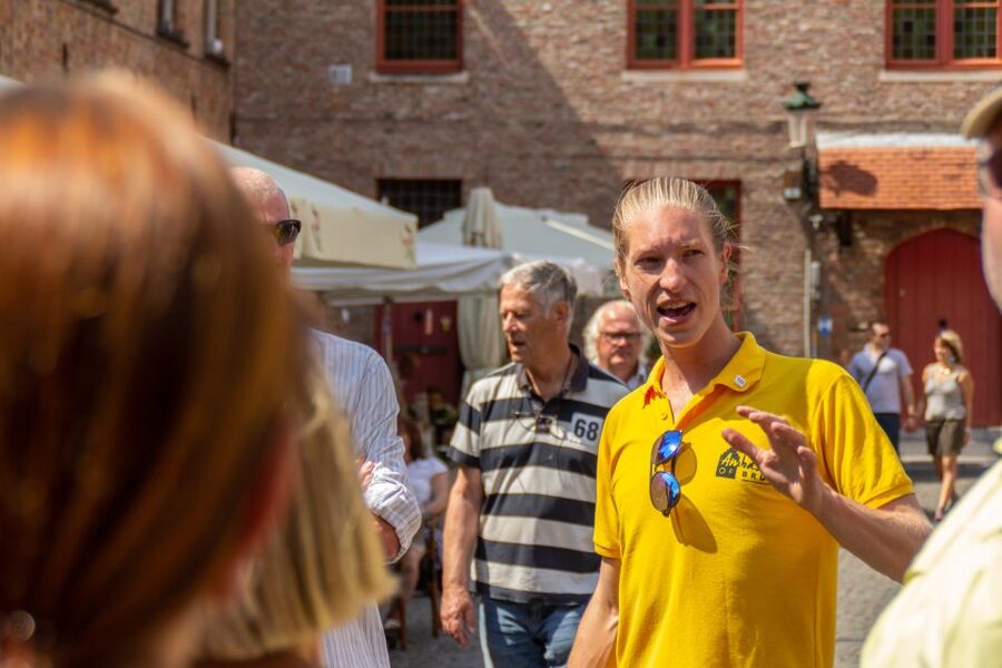 💛 Tell Me About Bruges 🏰 1000 Years of Stories by Locals ⭐ - Meeting the yellow umbrella at Markt