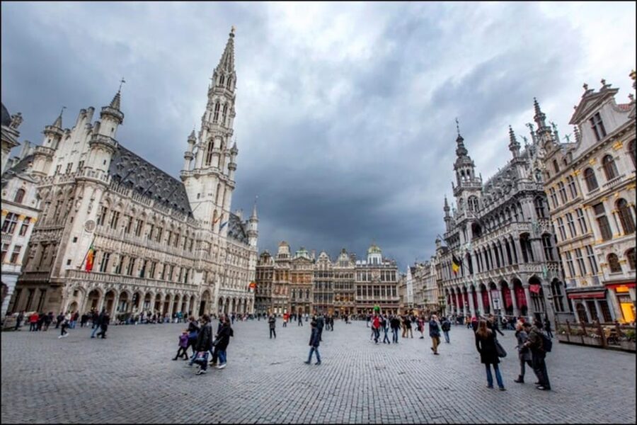 THE MOST COMPLETE TOUR of BRUSSELS! + PDF tour guide - Musical instruments and the climb to Mont des Arts