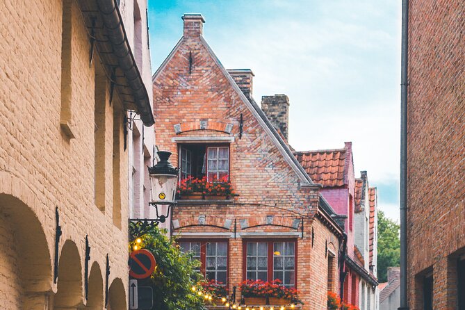 Walking tour of Bruges with boat option and/or beer tasting - Walplein explains Bruges beer